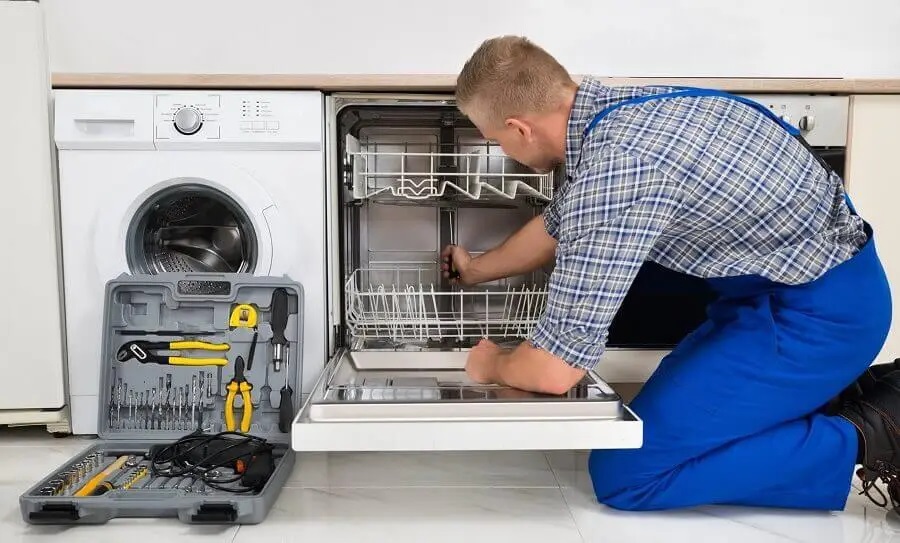 Tire Whirlpool servisi teknisyen ekibi beyaz eşya tamiri yaparken